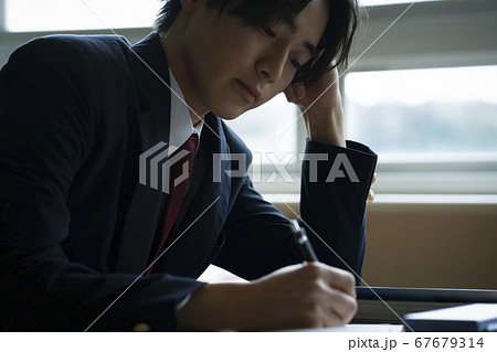 教室で勉強をする学生 教室で勉強をする学生 67679314