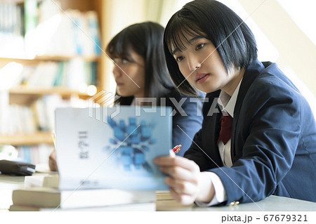 図書館で勉強する学生 67679321
