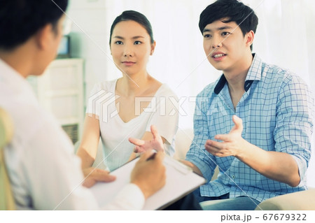 若い男女がカウンセラーに家庭問題の悩みを相談 67679322