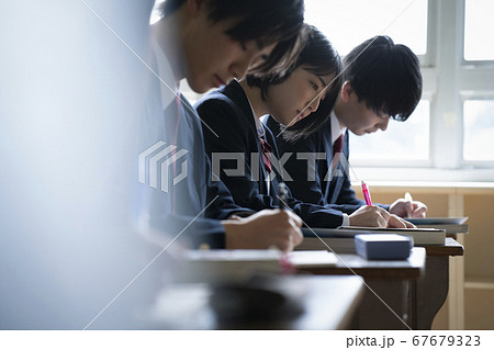 教室で勉強をする学生 67679323
