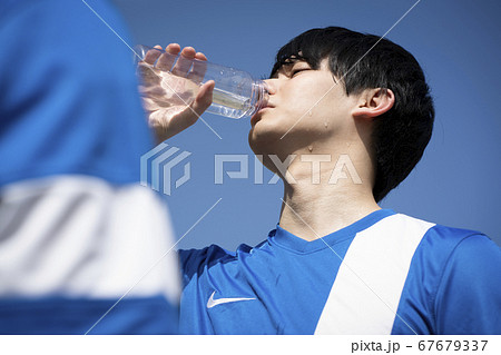 スポーツ中に水を飲む男性 67679337