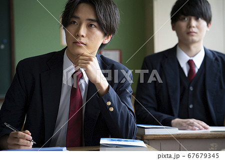 教室で勉強をする学生 67679345