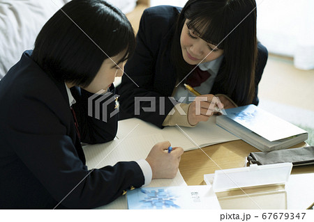 部屋で勉強する学生 67679347