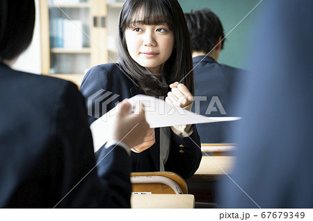 教室で勉強をする学生 67679349