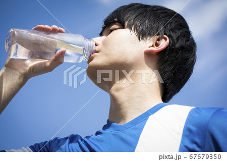 水を飲む男性の写真素材