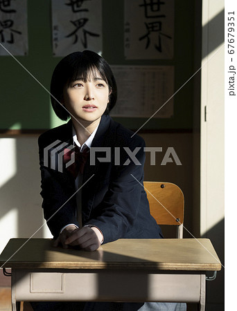 教室にいる学生 教室にいる学生 67679351