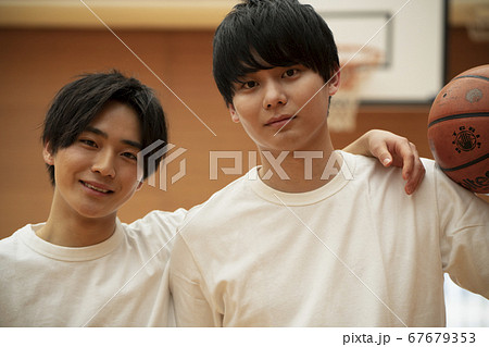 バスケットボールをする男の子 67679353