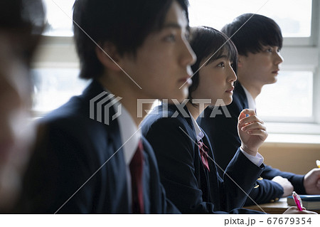 教室で勉強をする学生 67679354