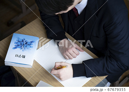 教室で勉強をする学生 67679355