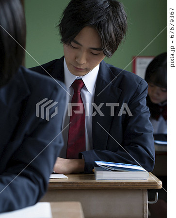 教室で勉強をする学生 教室で勉強をする学生 67679367
