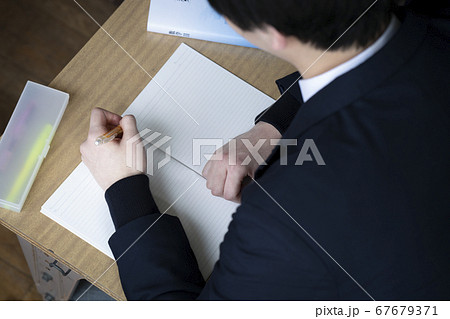 教室で勉強をする学生 教室で勉強をする学生 67679371