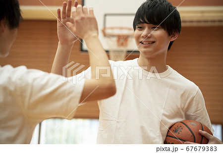 バスケットボールをする男の子 67679383