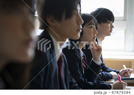 教室で勉強をする学生 教室で勉強をする学生 67679384