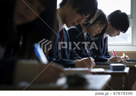 教室で勉強をする学生 67679390