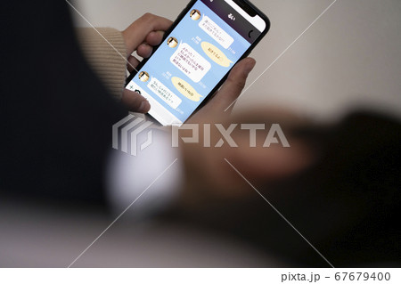 ベッドでスマホを見る学生 ベッドでスマホを見る学生 67679400
