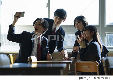 教室で自撮りする学生 教室で自撮りする学生 67679401