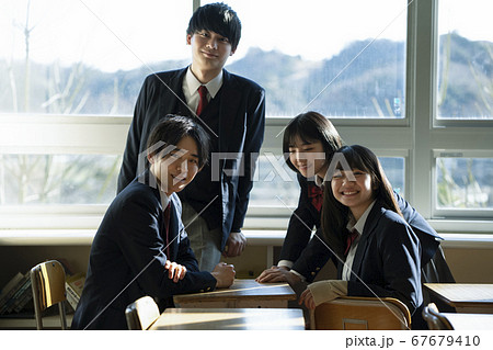 教室で友達と過ごす学生 67679410