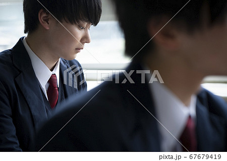 教室で勉強をする学生 67679419