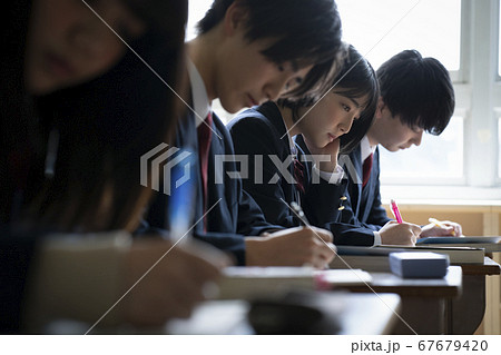 教室で勉強をする学生 教室で勉強をする学生 67679420