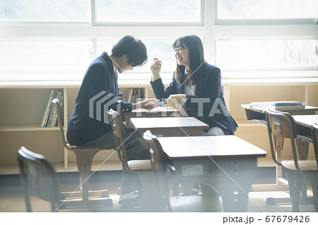 教室で勉強をする学生 教室で勉強をする学生 67679426