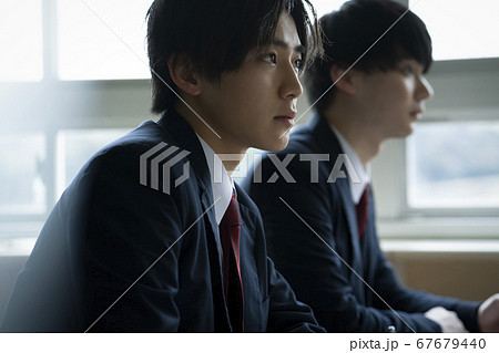 教室で勉強をする学生 67679440