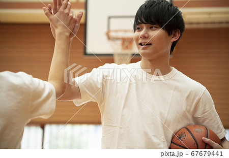 バスケットボールをする男の子 67679441