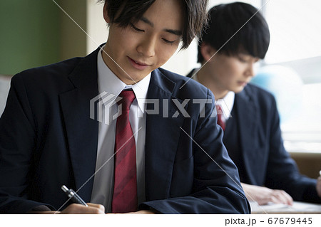 教室で勉強をする学生 67679445