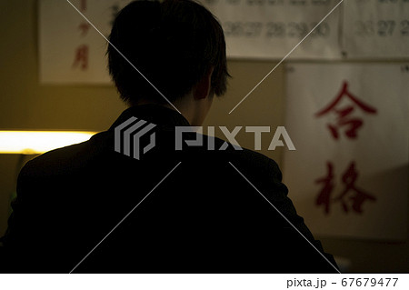 部屋で勉強する学生 部屋で勉強する学生 67679477