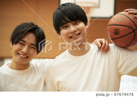 バスケットボールをする男の子 67679478