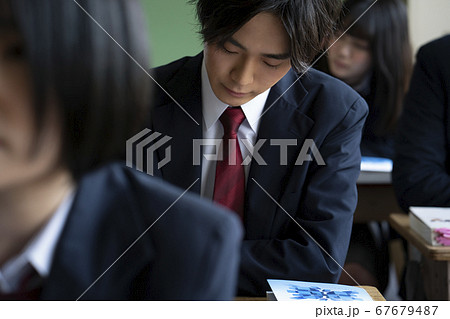 教室で勉強をする学生 67679487