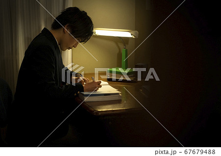 部屋で勉強する学生 67679488