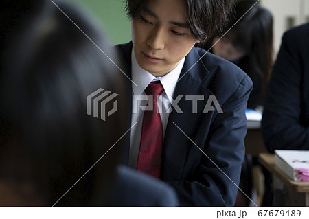 教室で勉強をする学生 67679489