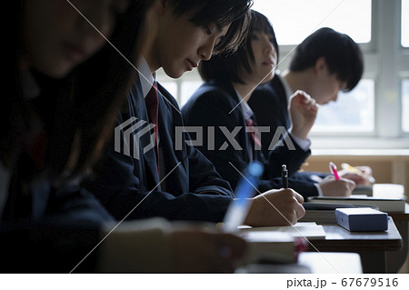 教室で勉強をする学生 教室で勉強をする学生 67679516