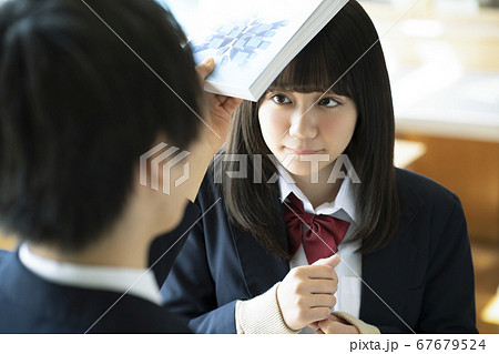学生のカップル 学生のカップル 67679524