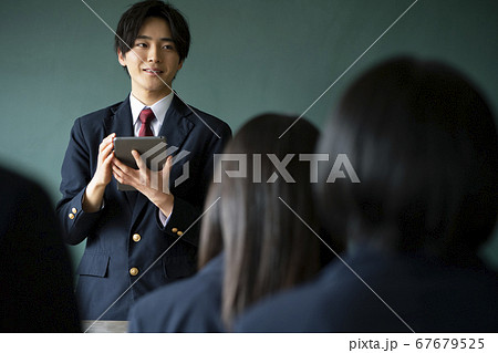 勉強の発表をする学生 67679525