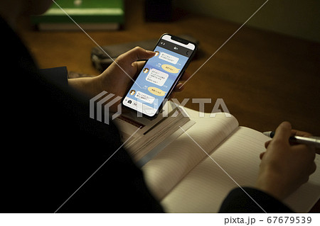 部屋で勉強する学生 67679539