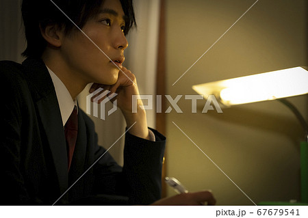 部屋で勉強する学生 部屋で勉強する学生 67679541