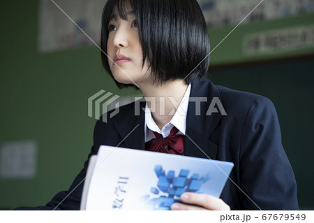 教室で勉強をする学生 教室で勉強をする学生 67679549