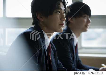 教室で勉強をする学生 67679554
