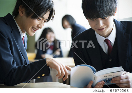 教室で勉強をする学生 教室で勉強をする学生 67679568