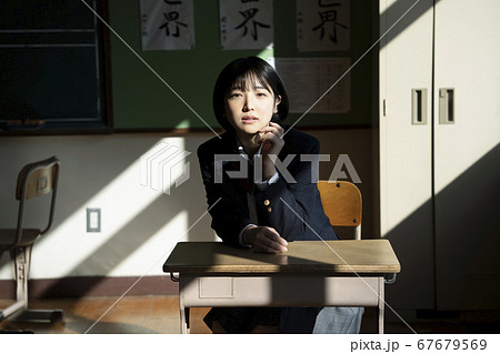 教室にいる学生 67679569
