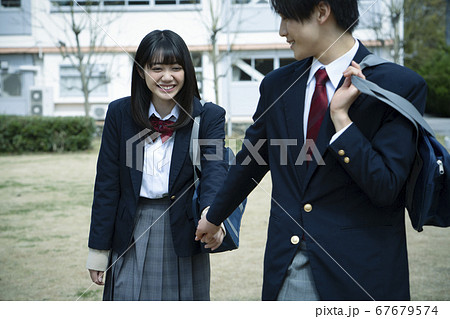 下校中の学生カップル 67679574