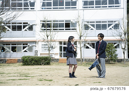 下校中の学生カップル 67679576