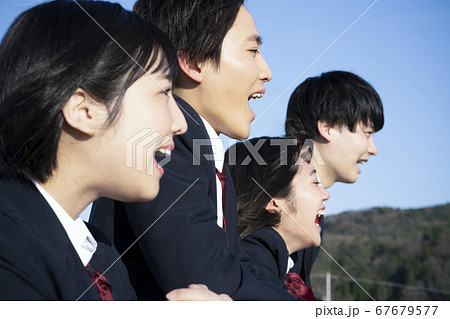 屋上で友達を過ごす学生 67679577