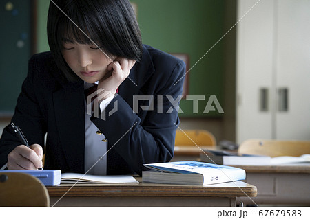 教室で勉強をする学生 67679583