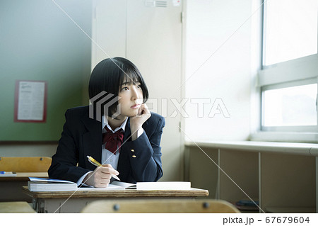 教室で勉強をする学生 67679604