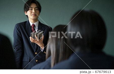 勉強の発表をする学生 67679613