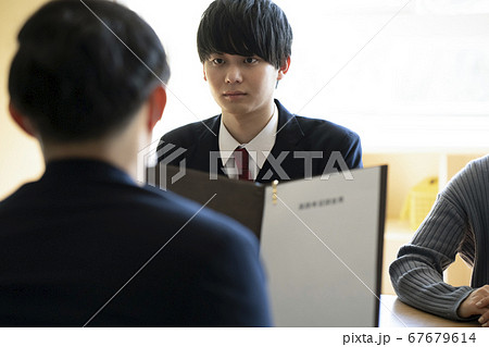 進路指導を受ける学生 67679614