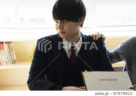 進路指導を受ける学生 67679622