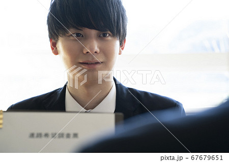 進路指導を受ける学生 67679651